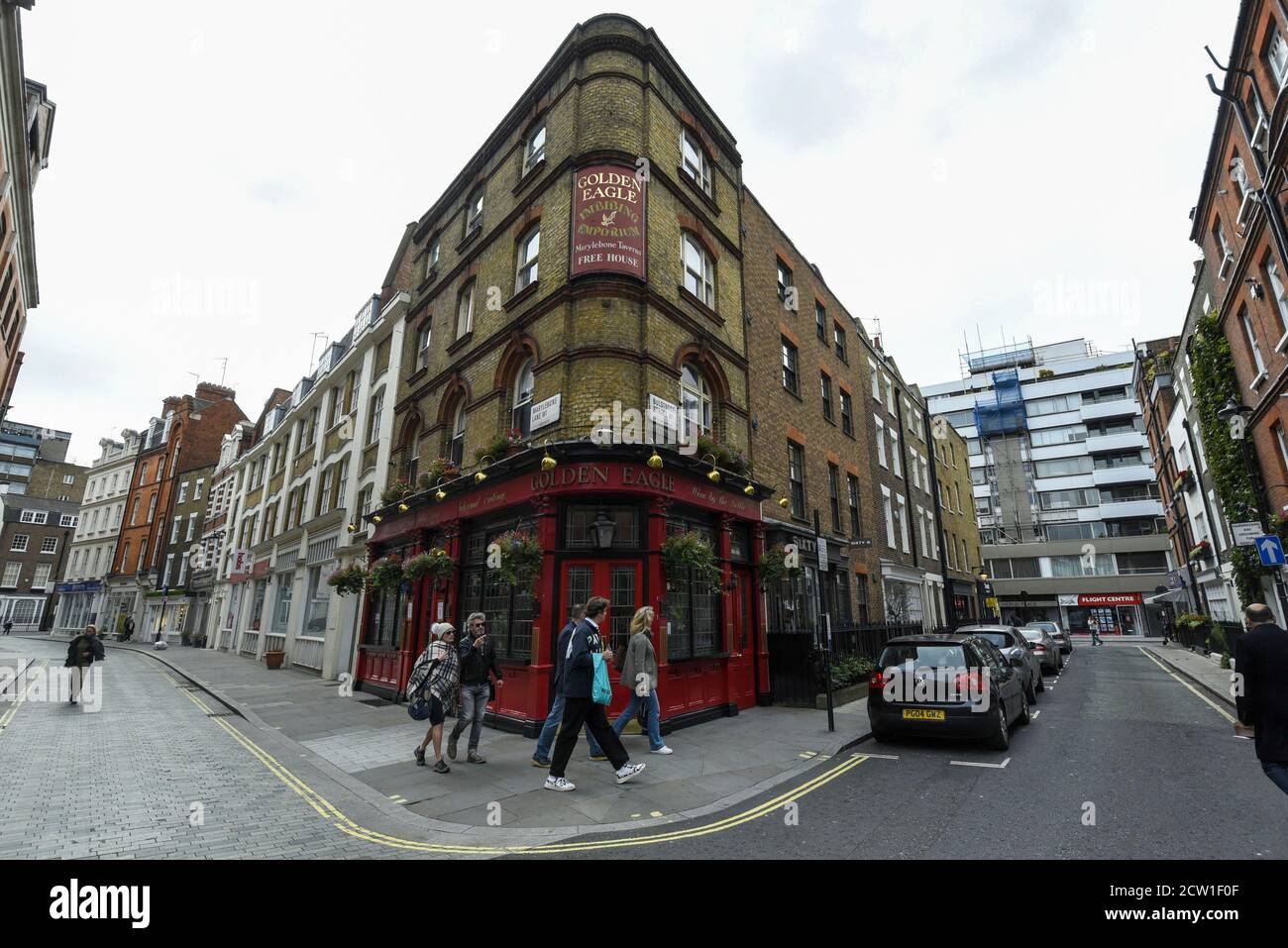 Londres, Reino Unido. 26 de septiembre de 2020. El exterior del pub Golden Eagle en Marylebone, en la capital. Como parte de las últimas restricciones de coronavirus del gobierno del Reino Unido, se requiere que los pubs cierren antes de las 10pm. Crédito: Stephen Chung / Alamy Live News Foto de stock