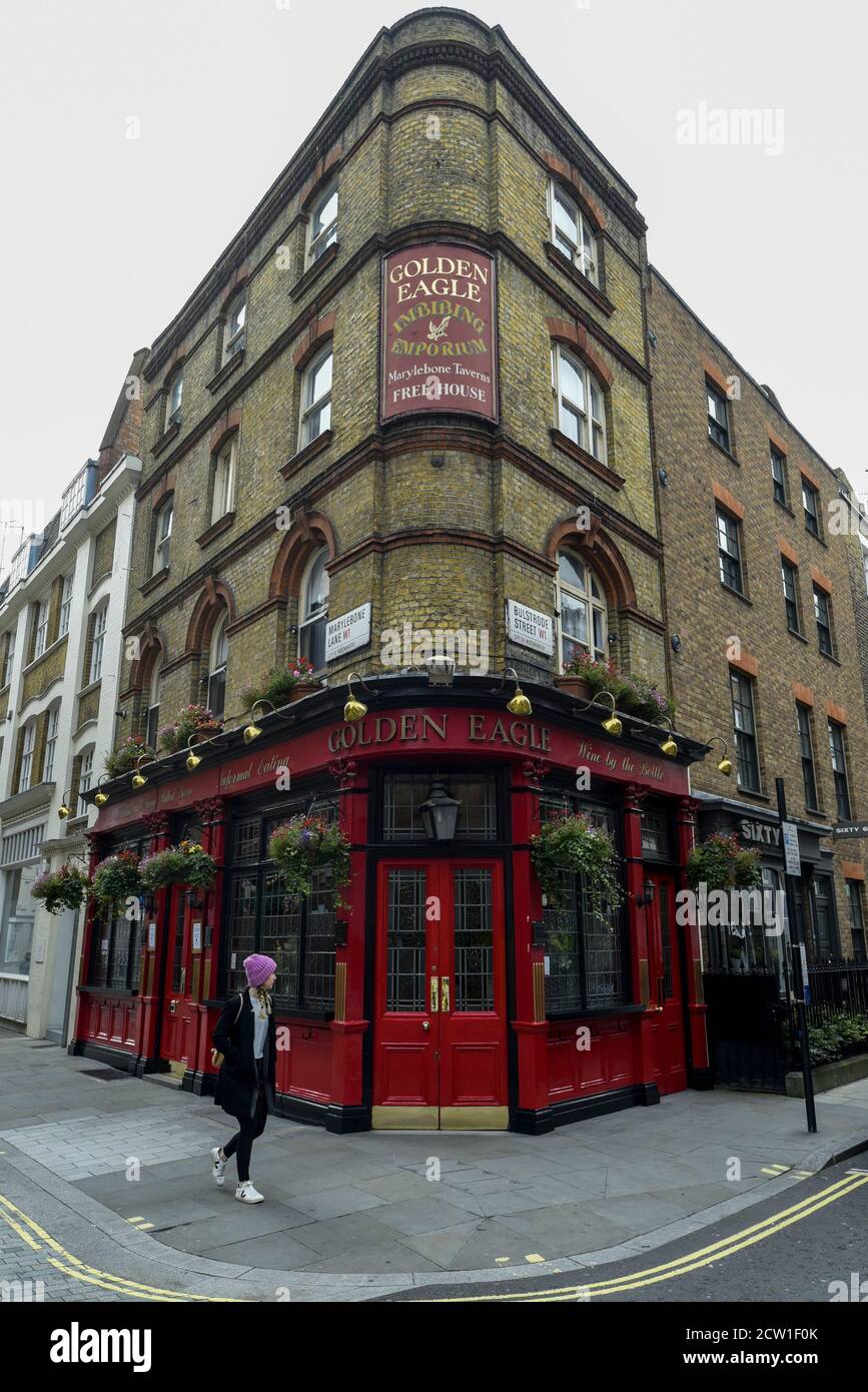 Londres, Reino Unido. 26 de septiembre de 2020. El exterior del pub Golden Eagle en Marylebone, en la capital. Como parte de las últimas restricciones de coronavirus del gobierno del Reino Unido, se requiere que los pubs cierren antes de las 10pm. Crédito: Stephen Chung / Alamy Live News Foto de stock