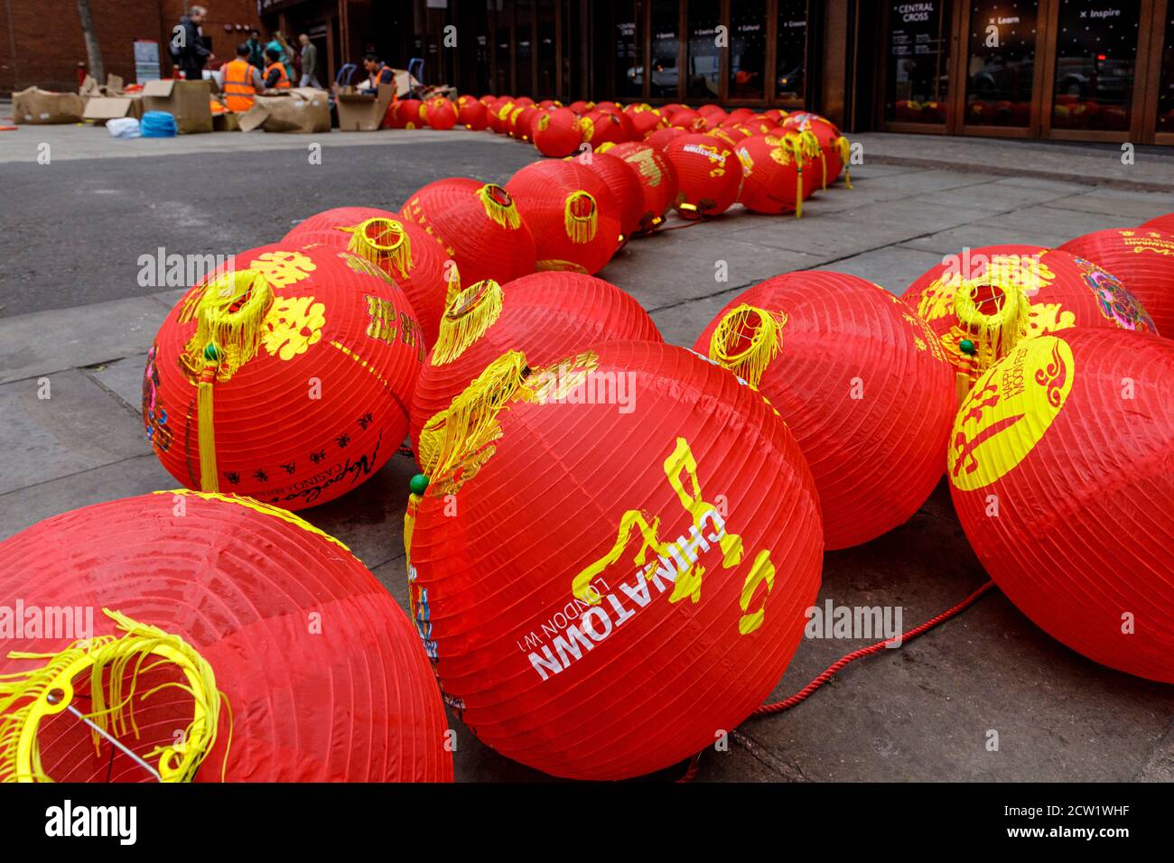 Los trabajadores se preparan para colgar faroles chinos festivos en Chinatown, Londres, Reino Unido. Foto de stock