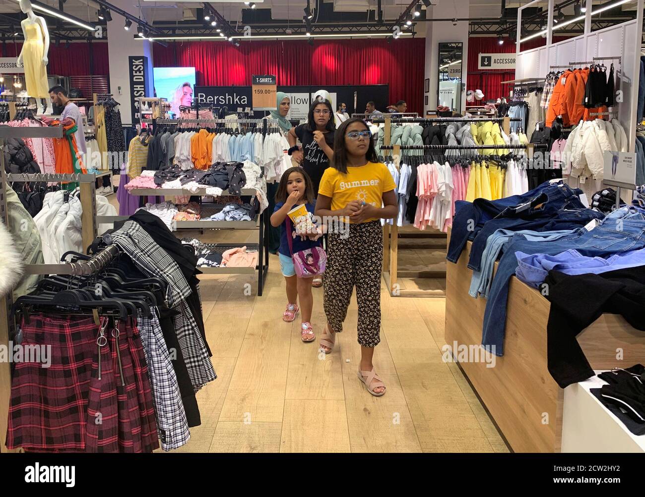 Los clientes compran en medio de la pandemia de la enfermedad coronavirus  (COVID-19) en la tienda de ropa española 'Bershka' dentro del Mall of  Egypt, conocida como 'All Masr' propiedad y operado