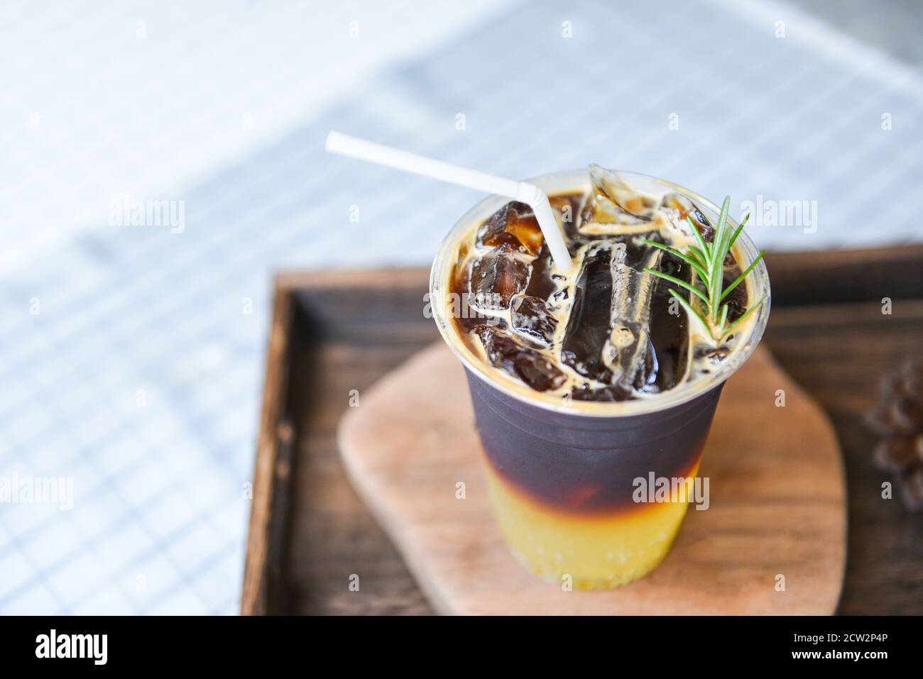 Mezcla De Cafe Negro Jarabe De Naranja Espumoso Y Romero Iced Americano Cafe Helado Con Zumo De Naranja Limon Y Soda Fotografia De Stock Alamy