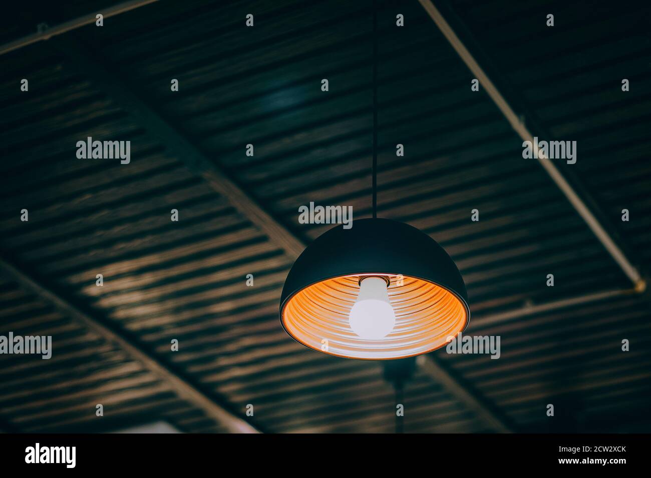 Cable lámpara colgando del techo Fotografía de stock - Alamy