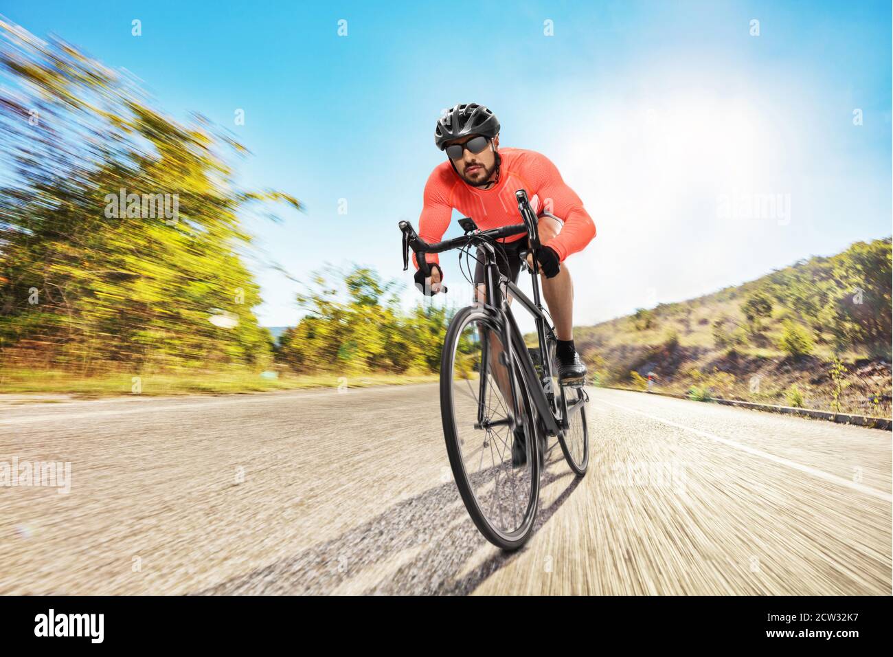 Ciclista profesional que monta una bicicleta de carretera en un abierto carretera Foto de stock