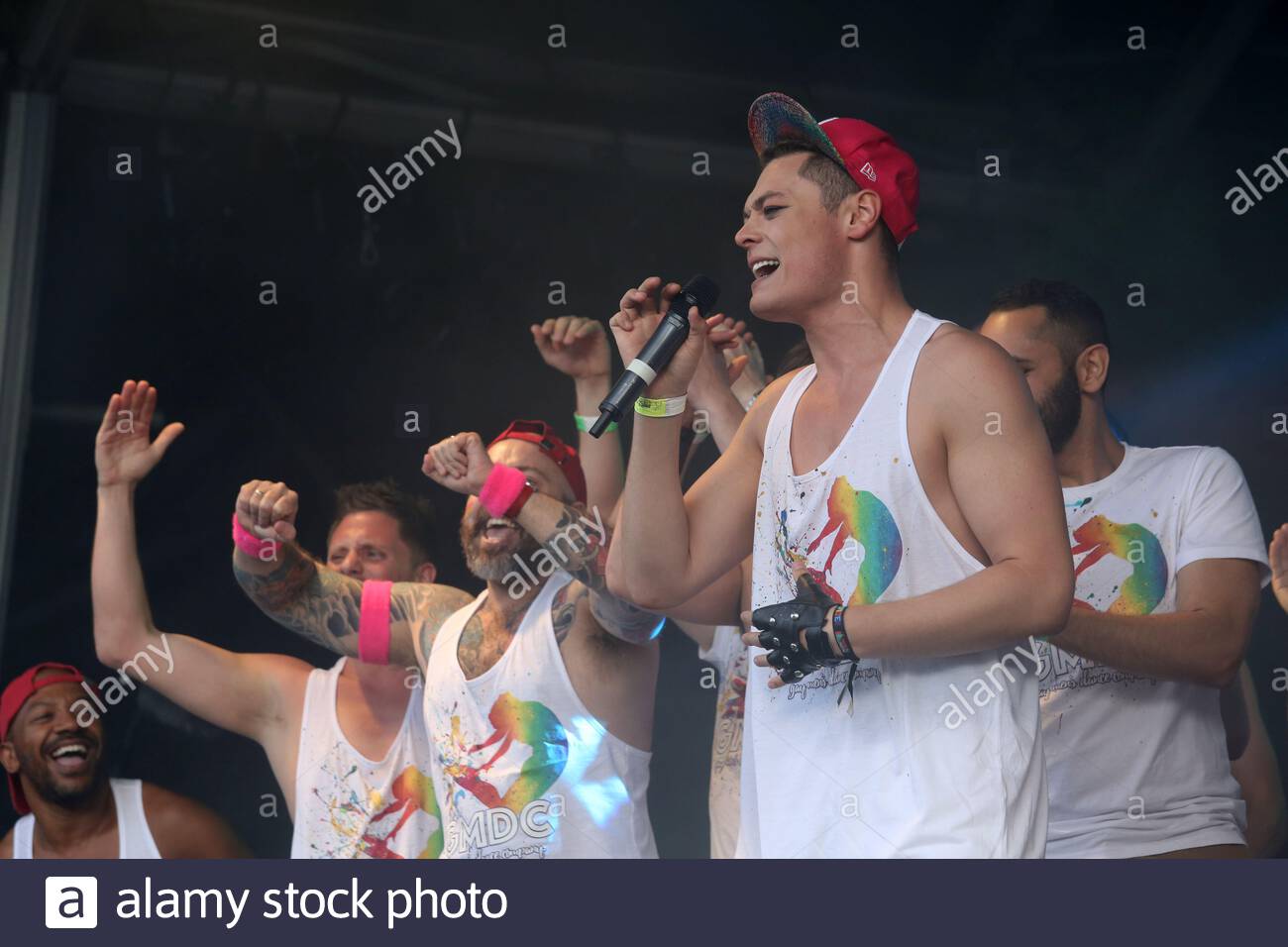Jack Feureisen y otros artistas en el escenario durante el concierto de Pride London 2016 en Trafalgar Square. Foto de stock