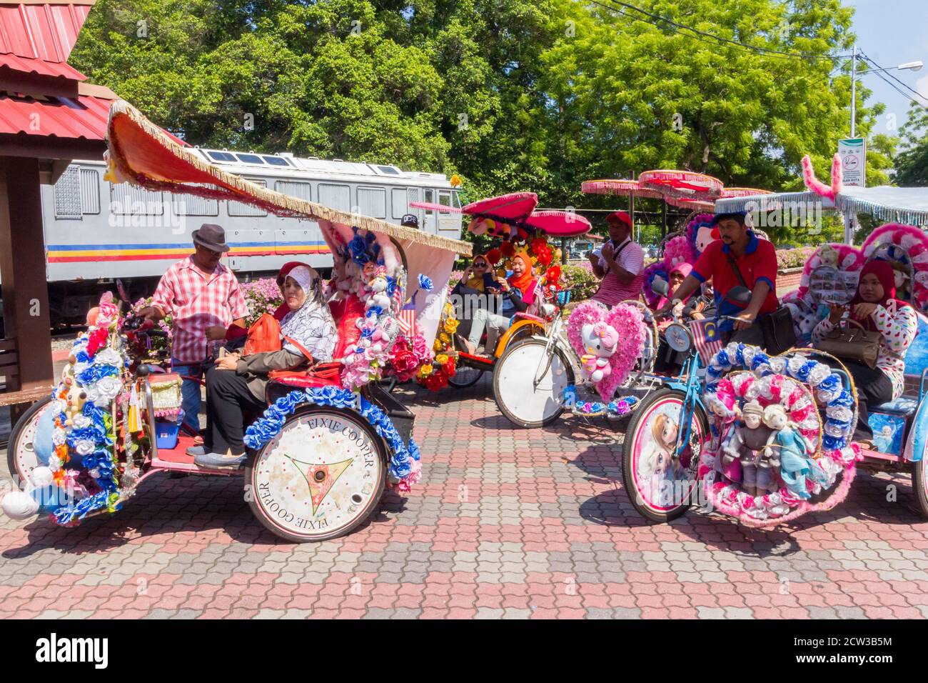 Triciclos Melaka decorados con colores Fotografía de stock - Alamy