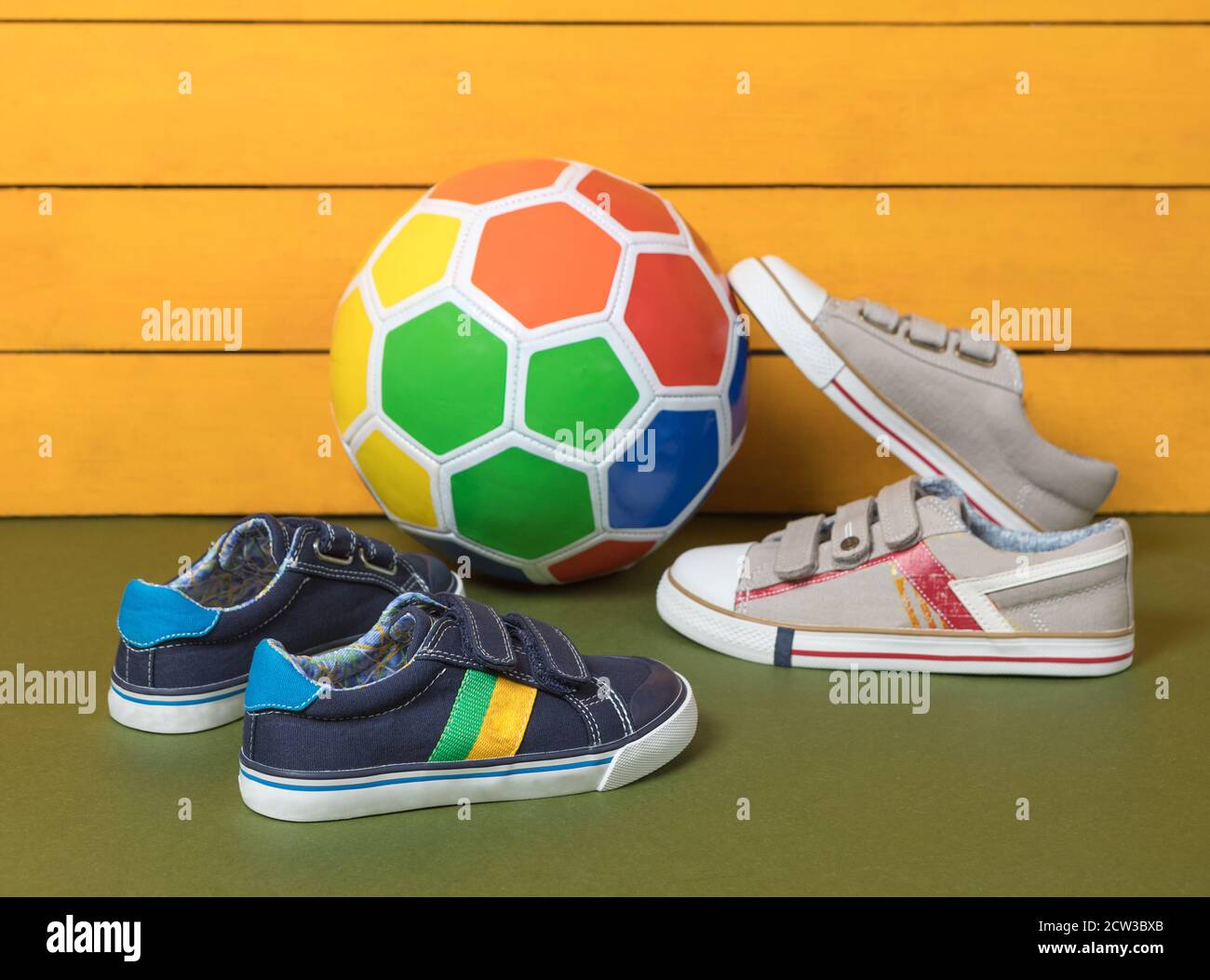 Zapatillas de lona para chicos con un fondo aislado de balón de fútbol  Fotografía de stock - Alamy