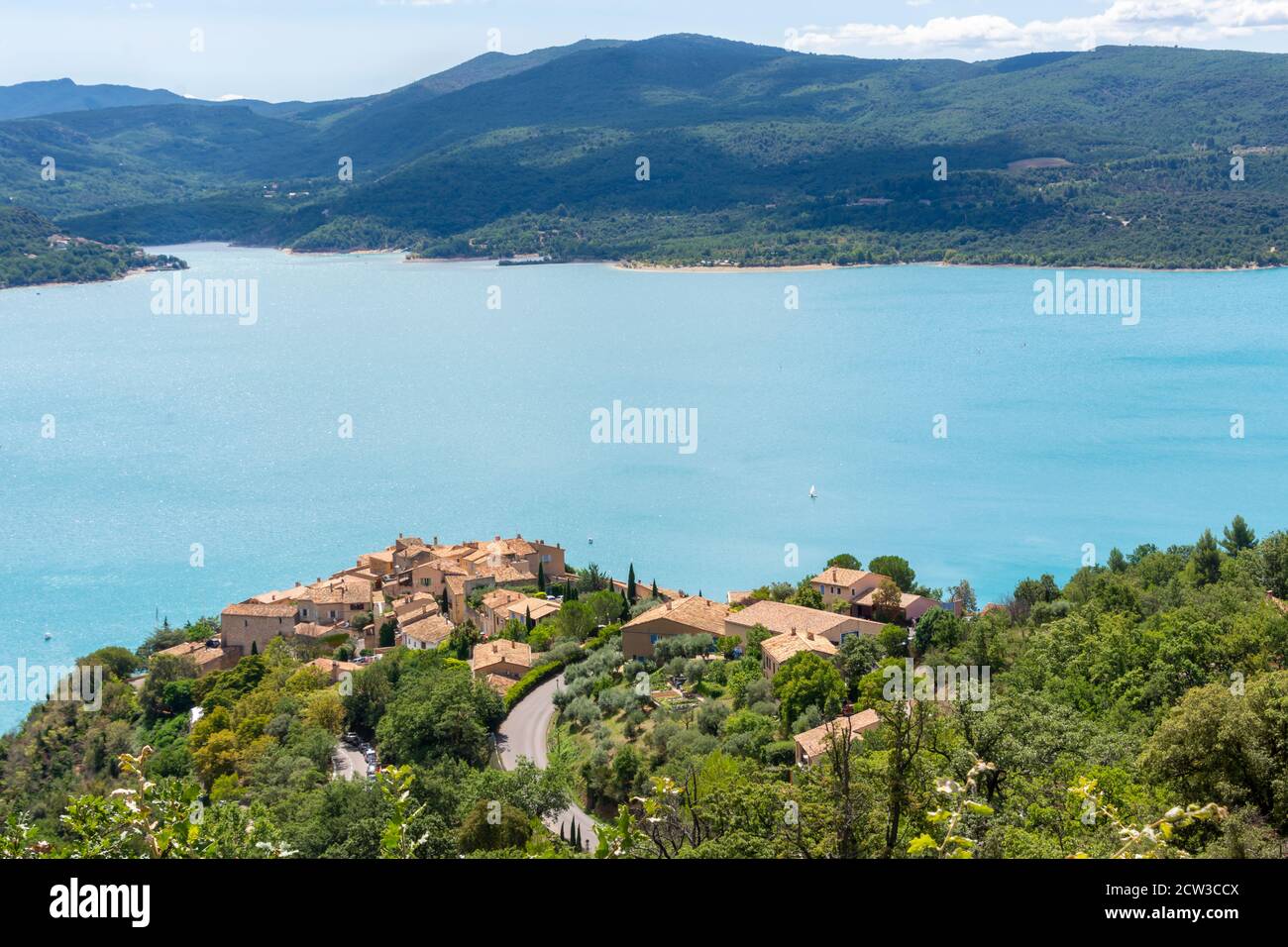 Lac de SainteCroix y una vista sobre el pueblo de SainteCroixdu