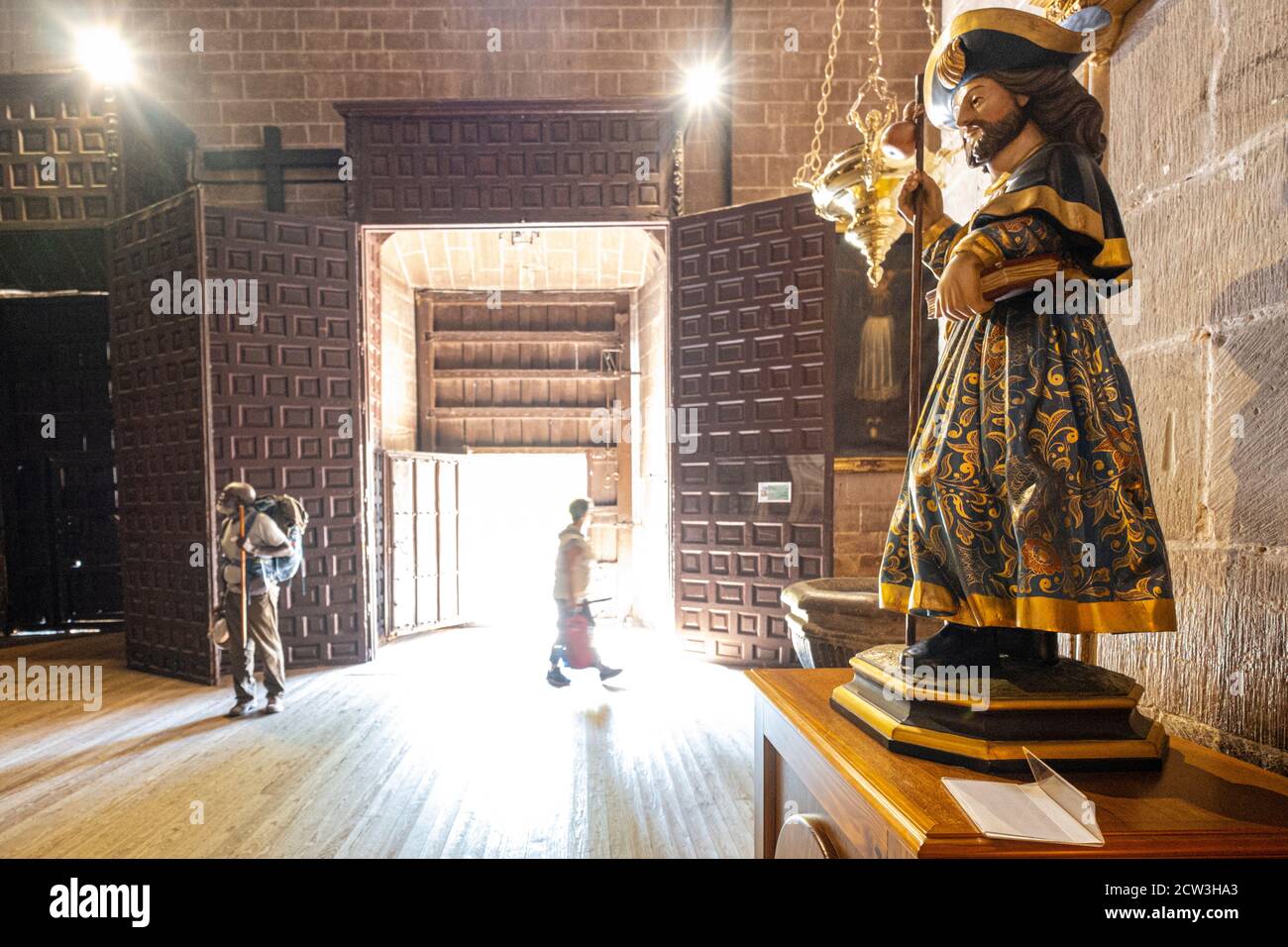 Santiago peregrino, talla en madera, sello XXI, iglesia de Santa María de la Asunción, Navarrete, la Rioja, España Foto de stock