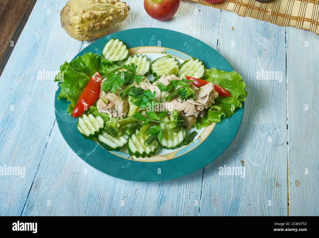 Ensaladas templadas de pollo - ensalada mixta de pollo caliente Foto de stock