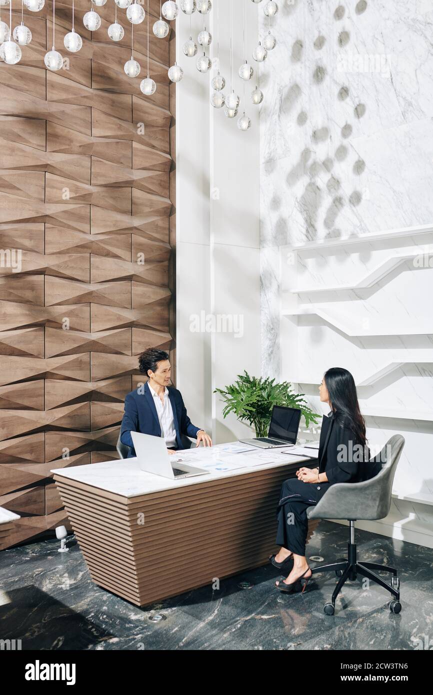 Discutir la estrategia de inversión Foto de stock