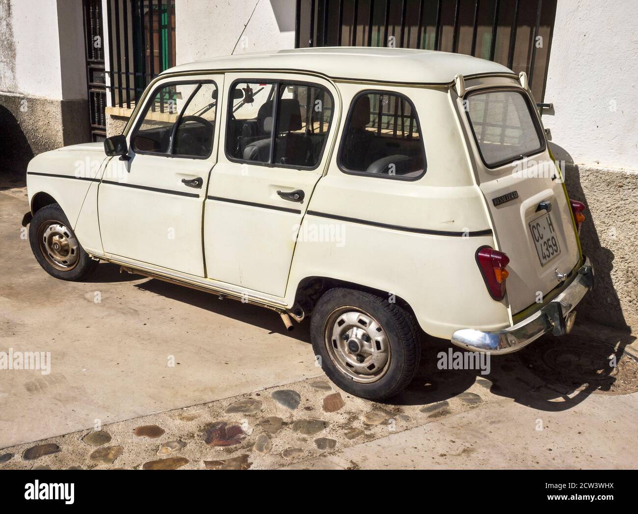 Antiguo Renault 4L en Galisteo. Cáceres. Extremadura. España Foto de stock