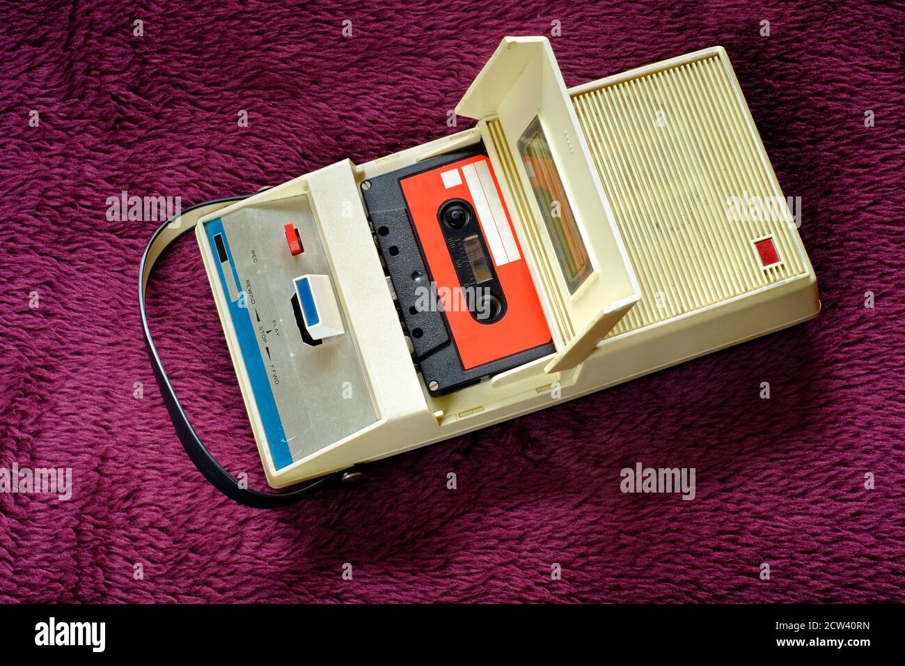 cinta de casete vintage y cinta de casete de los años setenta, equipo de audio vintage en pleno funcionamiento Foto de stock