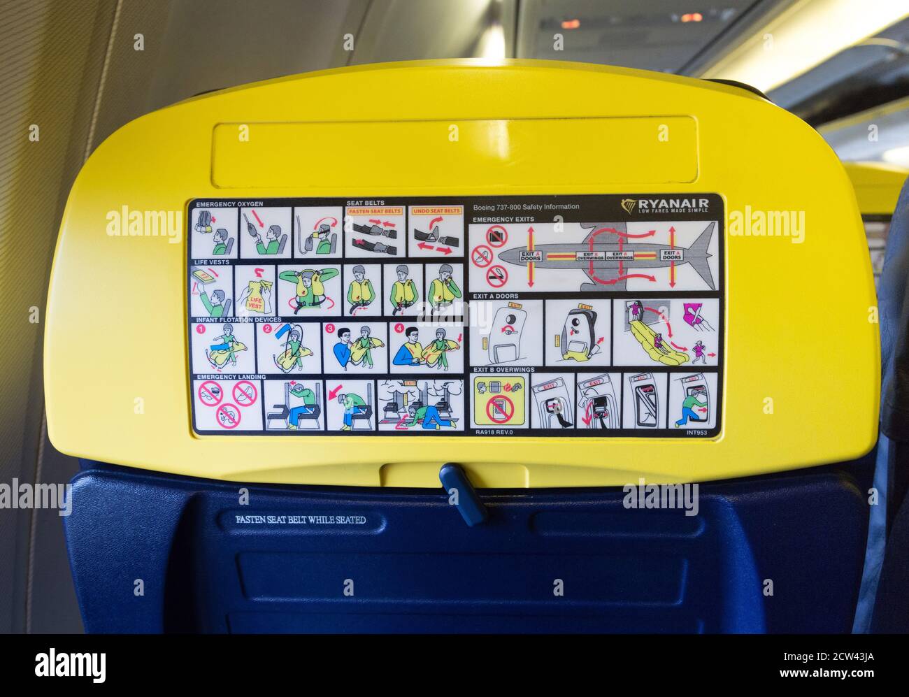 Instrucciones de seguridad de la aerolínea Ryanair en un Boeing 737-800 Foto de stock