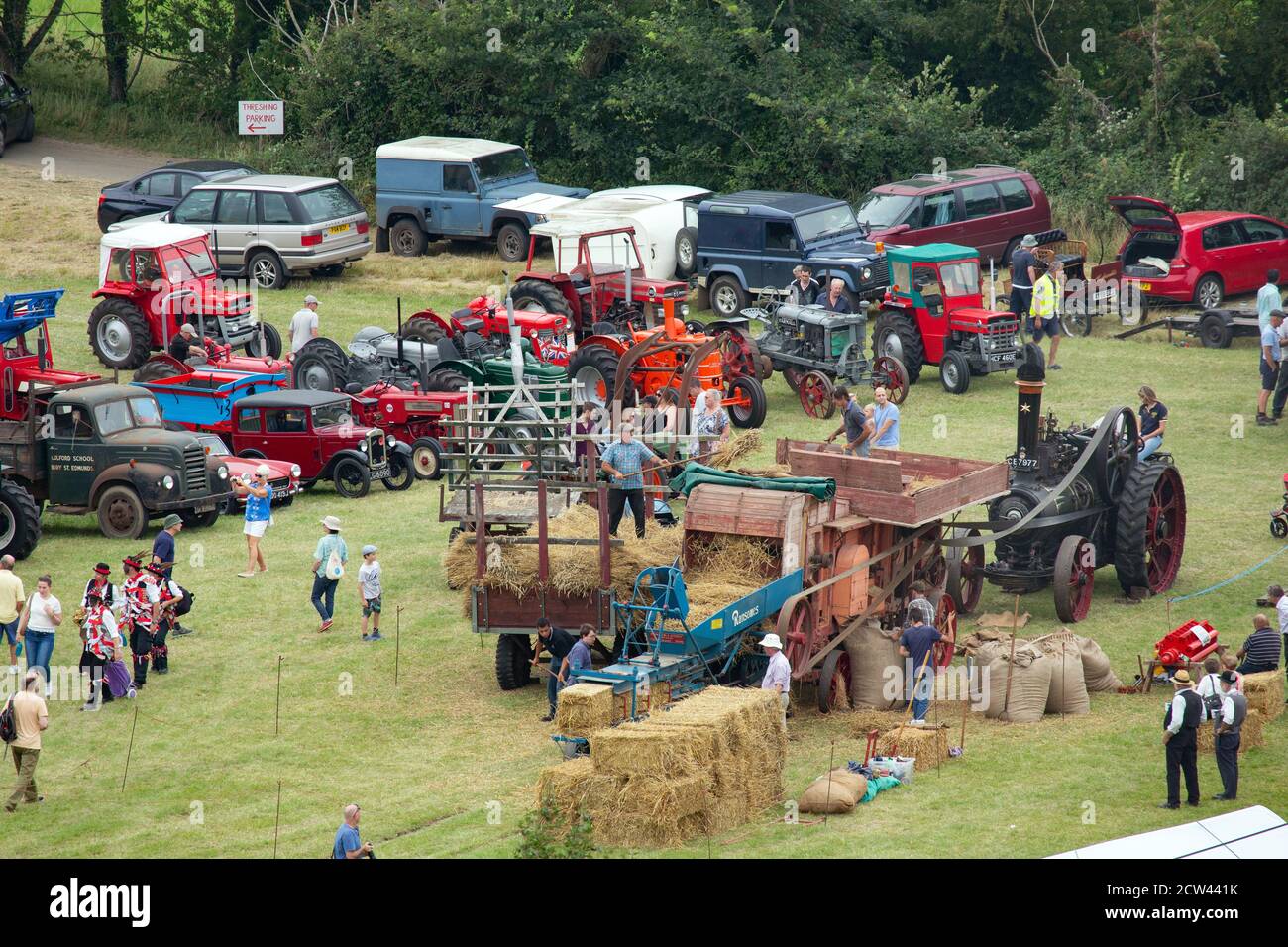 Máquina de trilla de época en un espectáculo agrícola en Bardwell, Suffolk, Reino Unido Foto de stock