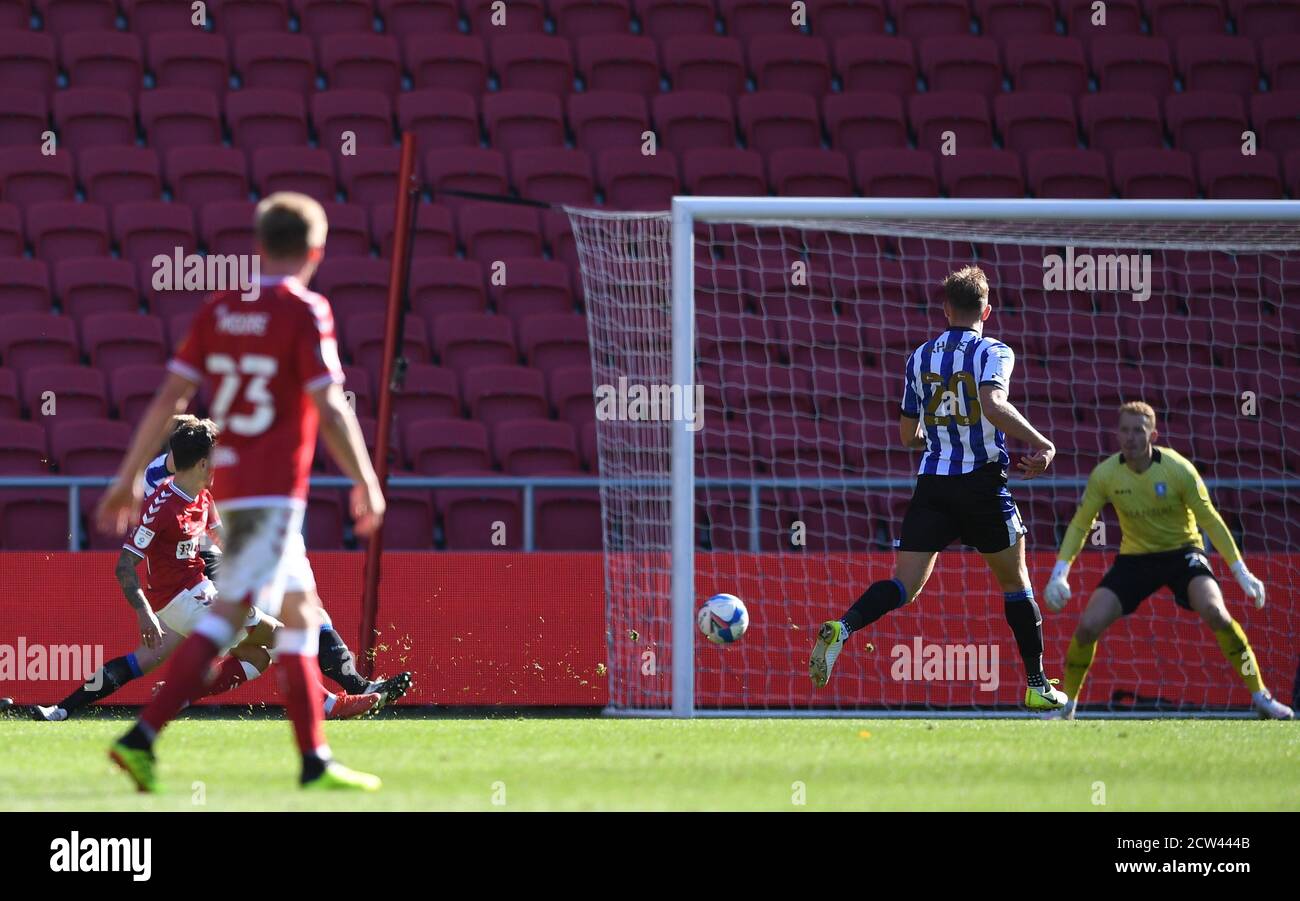 Ashton Gate Stadium, Bristol, Reino Unido. 27 de septiembre de 2020. Campeonato de la Liga de Fútbol Inglesa Fútbol, Bristol City versus Sheffield Miércoles; Jamie Paterson de Bristol City dispara y anota en 90 minutos para 2-0 crédito: Action Plus Sports/Alamy Live News Foto de stock