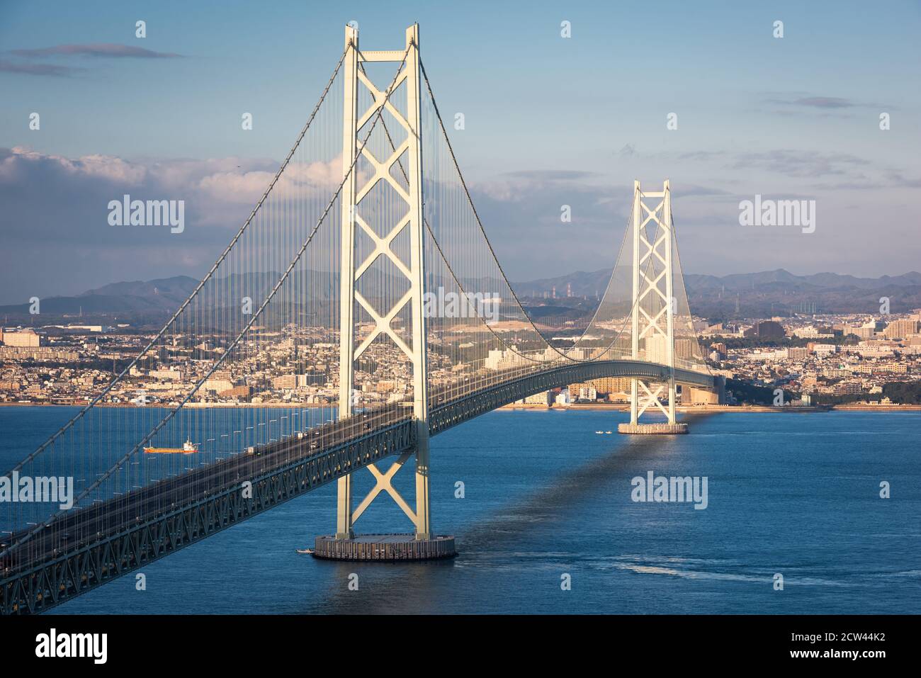Puente Akashi Kaikyo spanning el Mar Interior de Seto de Kobe, Japón. Foto de stock