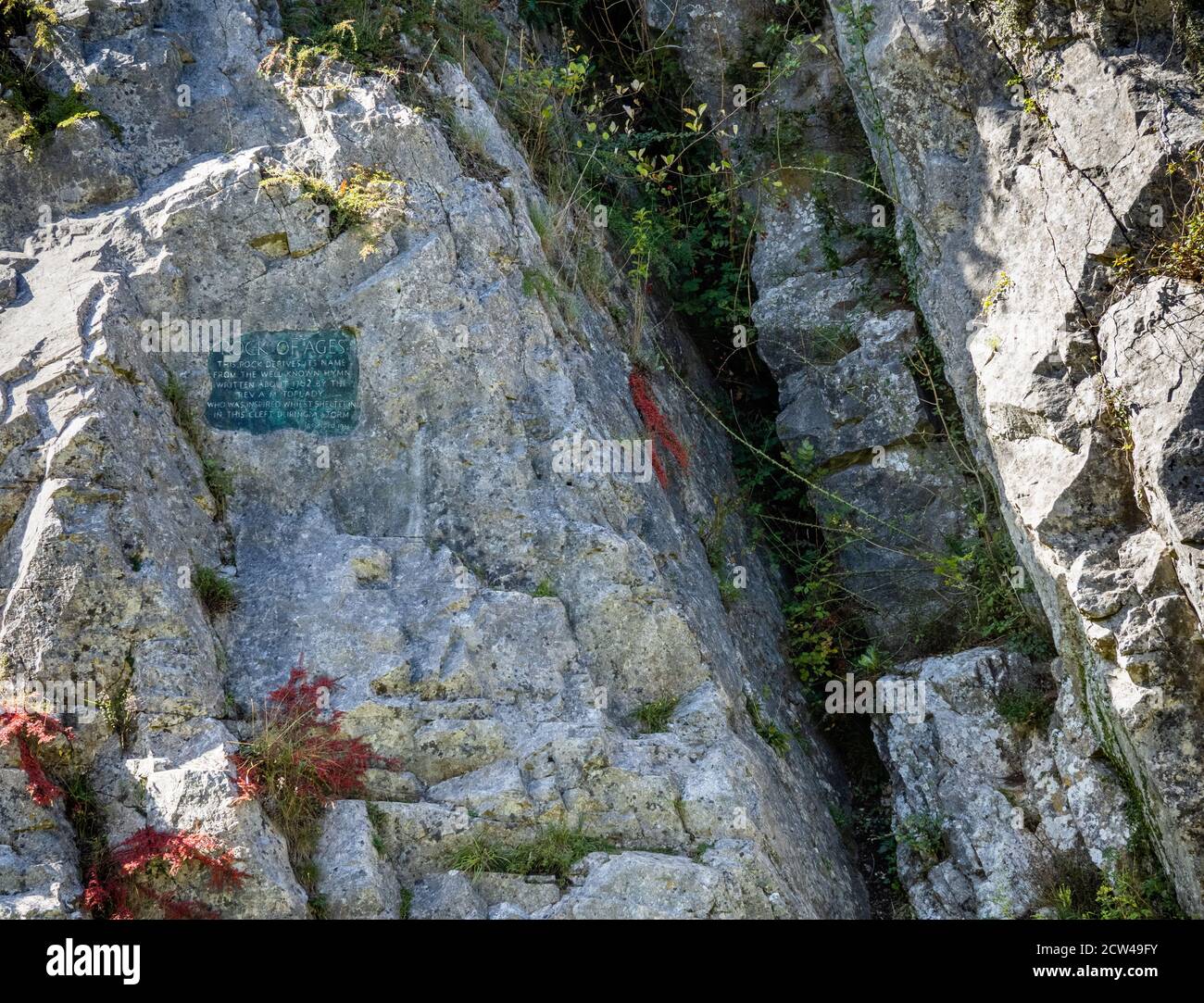 Placa en la Roca de las edades que conmemora a un Toplady's. Un himno muy querido en Burrington Combe en el Mendip Hills Somerset REINO UNIDO Foto de stock