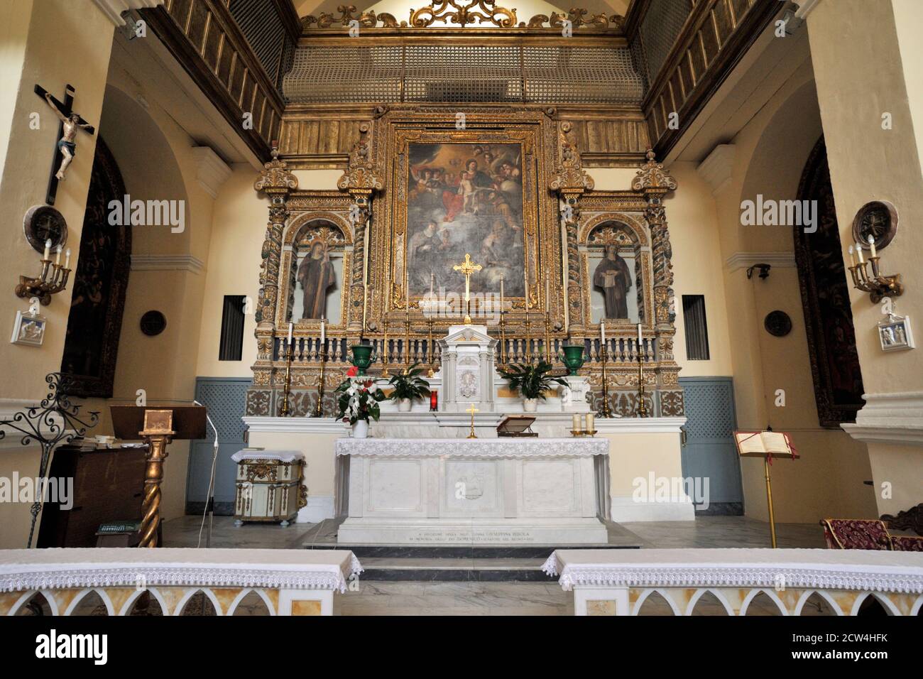 italia, basilicata, matera, iglesia de santa chiara interior, altar Foto de stock