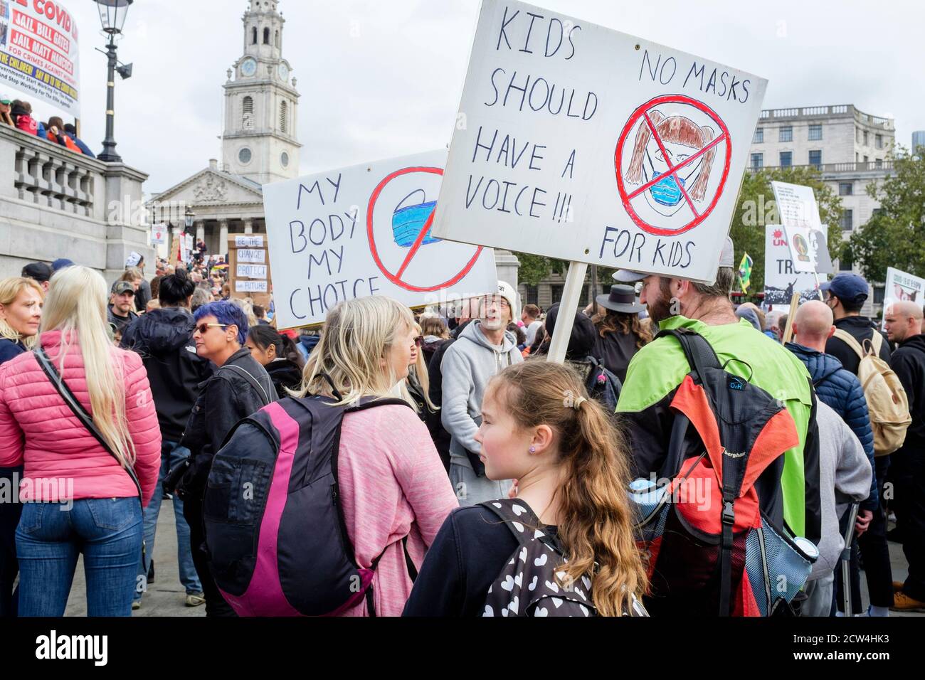 Niña sosteniendo un cartel que se opone a la máscara obligatoria para los niños en la protesta contra el cierre "no consentimos" en Trafalgar Square, Londres, Reino Unido. Foto de stock