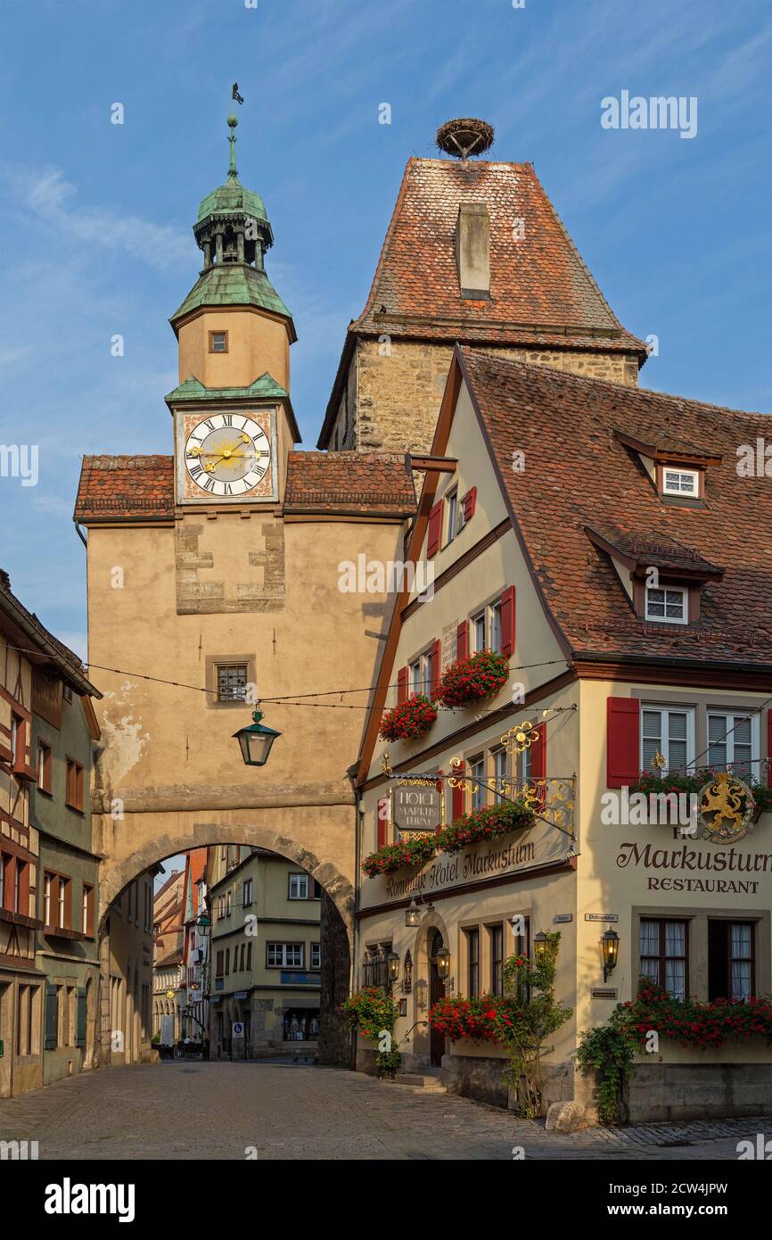Röder Gate y Markus Tower, Rödergasse, casco antiguo, Rothenburg ob der Tauber, Franconia central, Baviera, Alemania Foto de stock