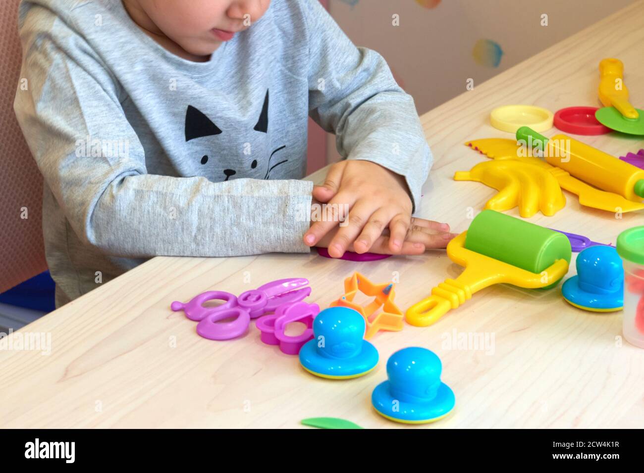 3 años chica creativa arts. Niño manos jugando con plastilina de arcilla de  colores. Auto-aislamiento Covid-19, educación en línea, educación en el  hogar. Niña pequeña Fotografía de stock - Alamy