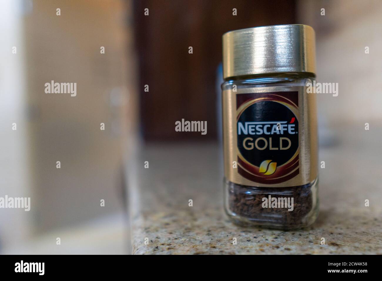 'RAK/RAK, EAU - 07/10/2020: Lata de café Nescafe Gold en el mostrador ...