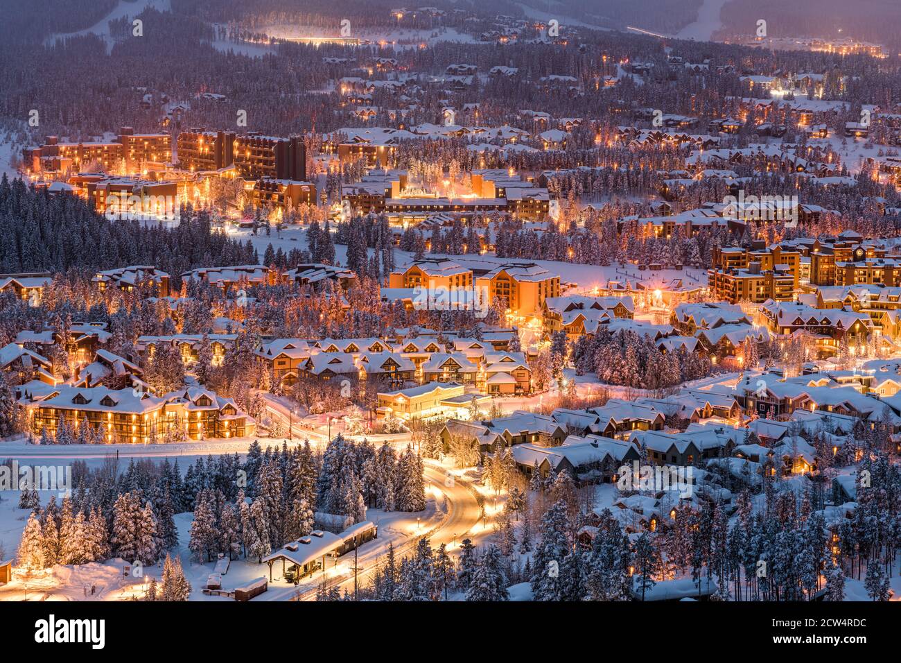 Breckenridge, Colorado, ciudad de EE.UU. Horizonte en invierno al atardecer. Foto de stock