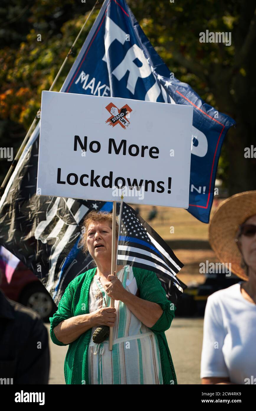 Anti-Mask, Anti-Vaccine, Anti-Lockdown protesta fuera de la casa del gobernador republicano de Massachusetts Charlie Baker, Swampscott, Massachusetts, EE.UU. 09/26/2020. Foto de stock