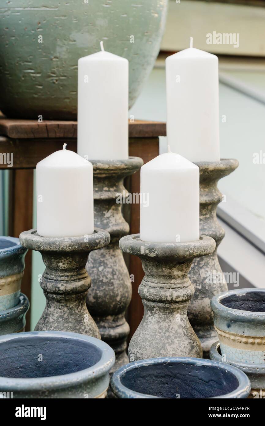 Candelabros de cerámica hechos a mano con grandes velas en la tienda de  decoración Fotografía de stock - Alamy