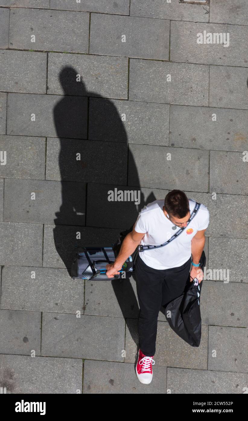 Brno (Brünn): Hombre con caja de tranvía, sombra, pavimento en el casco antiguo, Jihomoravsky, Südmähren, Moravia del Sur, checo Foto de stock
