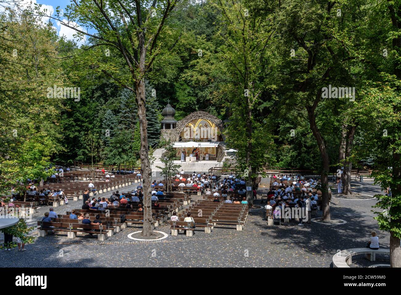 La iglesia al aire libre en el sitio de peregrinación Matraverebely-Szentkut en Hungría durante la masa Foto de stock