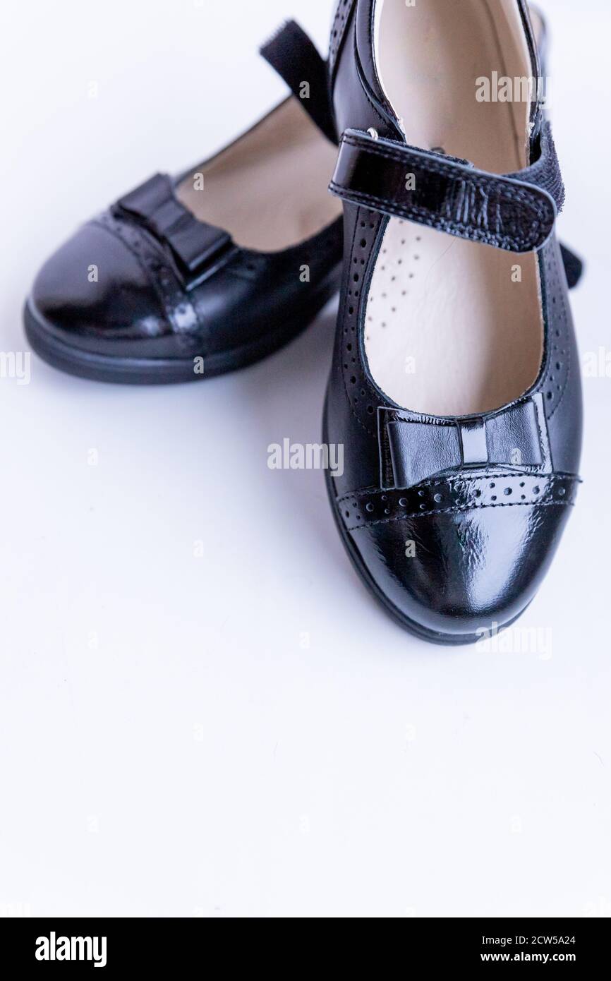 Moderno negro elegante cuero niña mocasines sobre fondo blanco. Zapatos  escolares de moda.zapatos para niños elegantes Fotografía de stock - Alamy