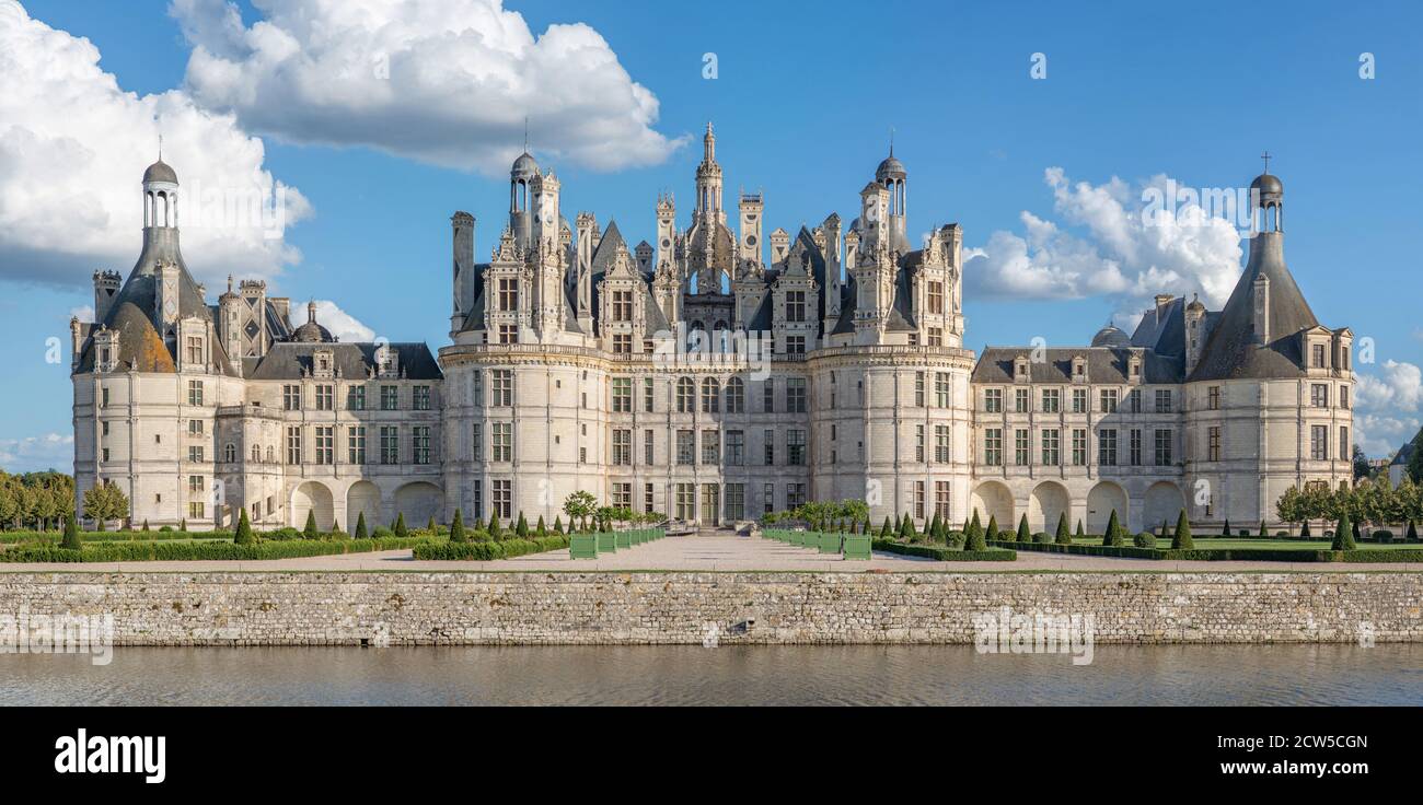 La fachada noroeste del Chateau de Chambord, originalmente construido como un refugio de caza para el rey Francisco I, Loire-et-Cher, Centro, Francia Foto de stock