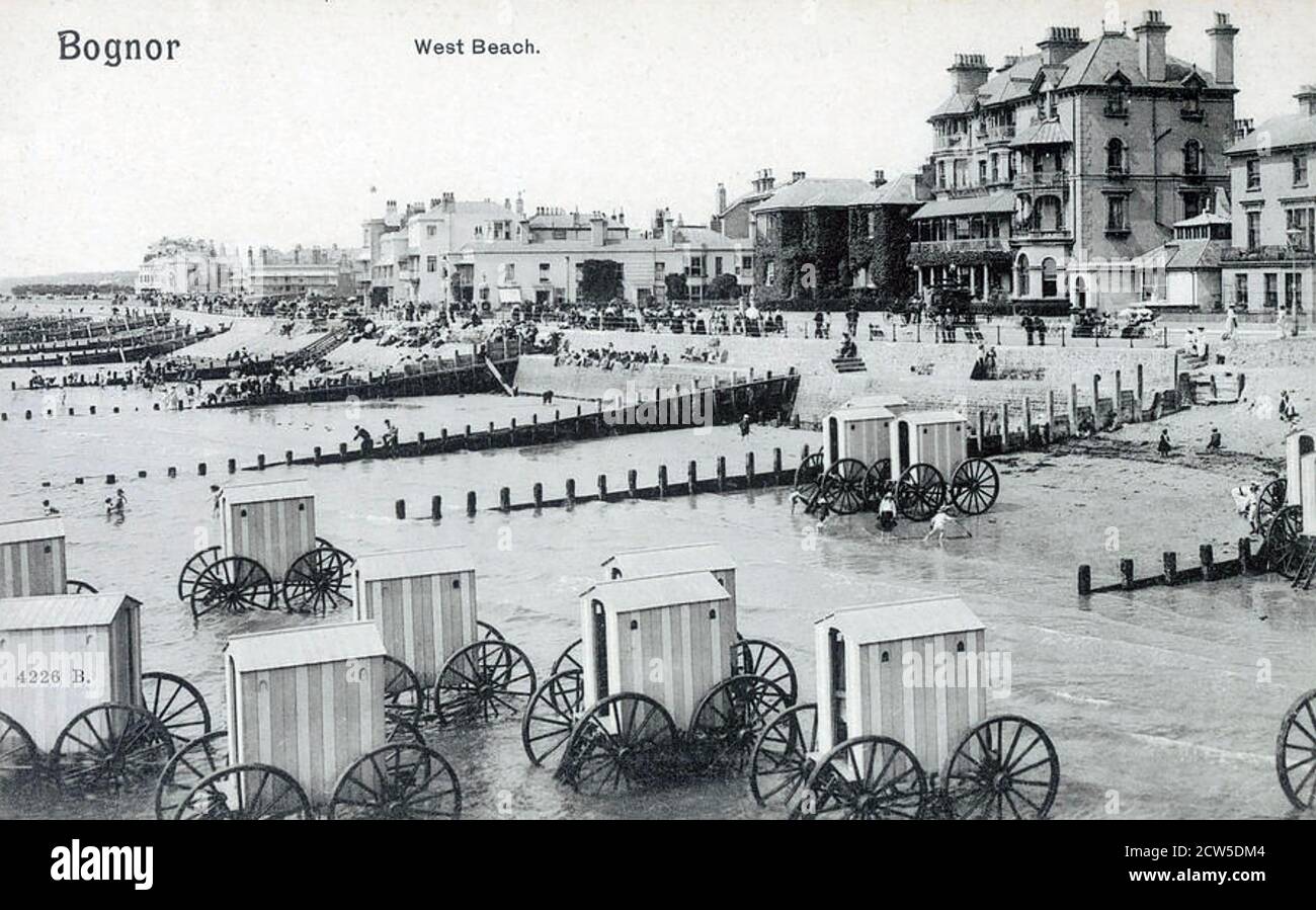 BOGNOR West Beach, Inglaterra, en 1905, con numerosas cabañas de baño Foto de stock