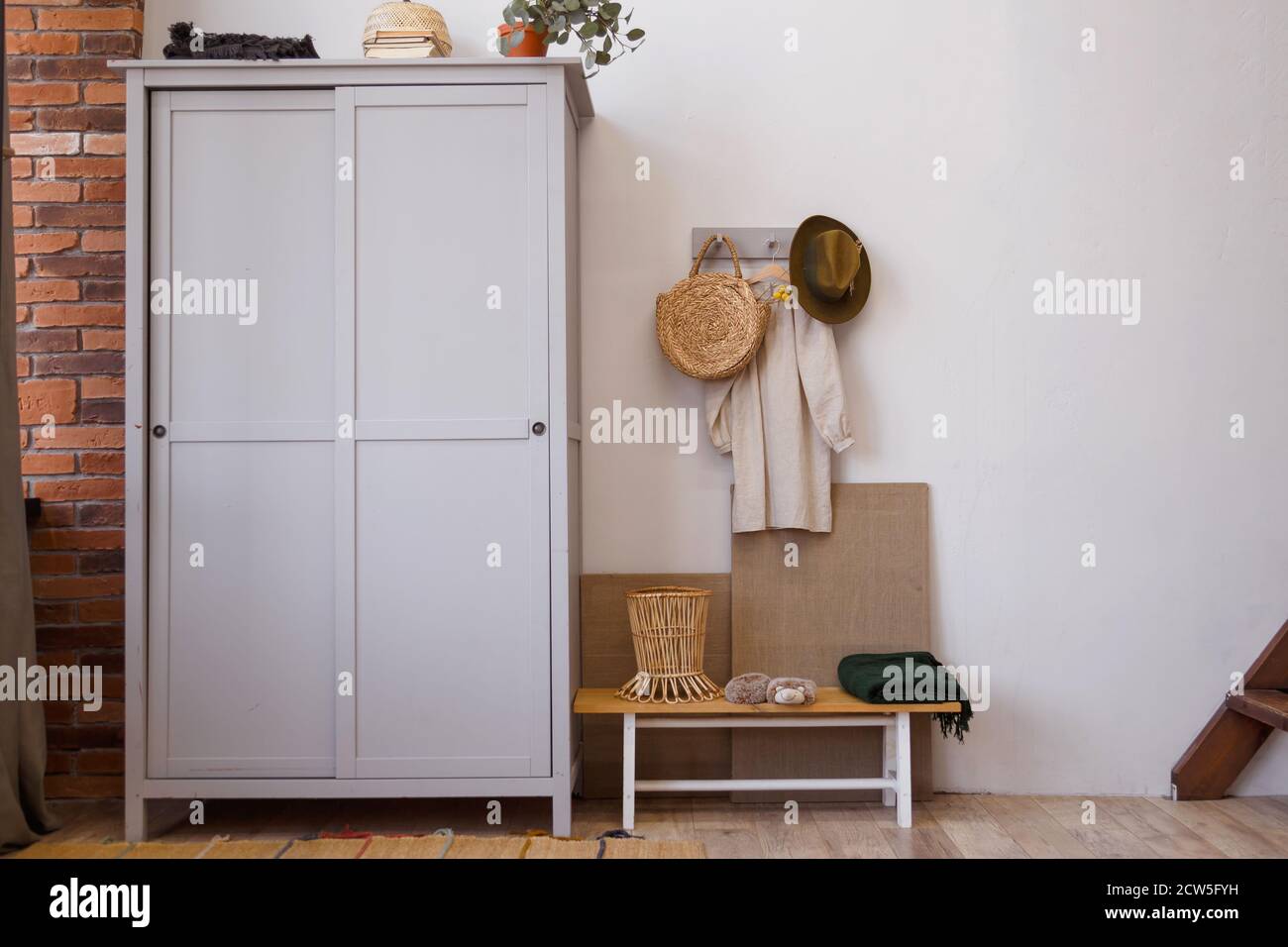 Interior de estilo rústico ecológico hecho de materiales naturales. armario  de madera en la habitación Fotografía de stock - Alamy