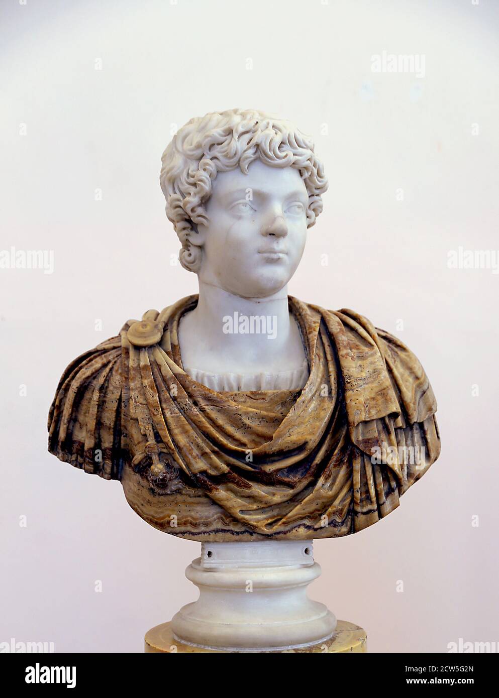 Caracalla (188-217 DC) como joven. Emperador Romano y co-emperador. Cabeza de mármol en busto de alabastro (196-204). Nápoles Arqueológico. Italia. Foto de stock