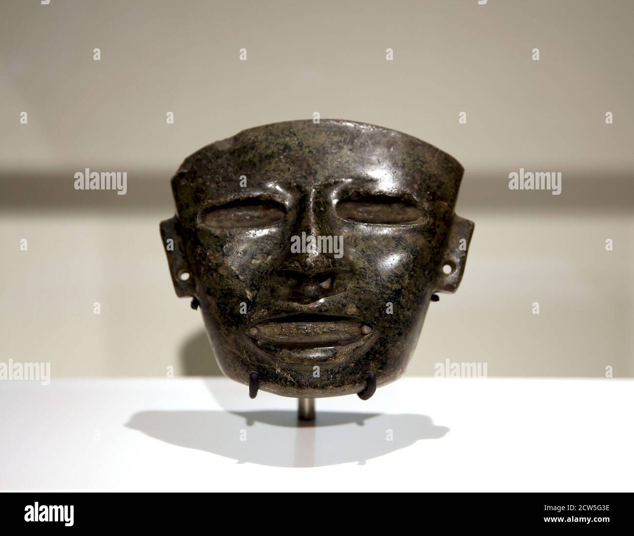 Máscara de piedra que representa una cara de hombre. Teotihuacan, México (300-650 DC). Museo de las culturas del Mundo. Barcelona, España. Foto de stock
