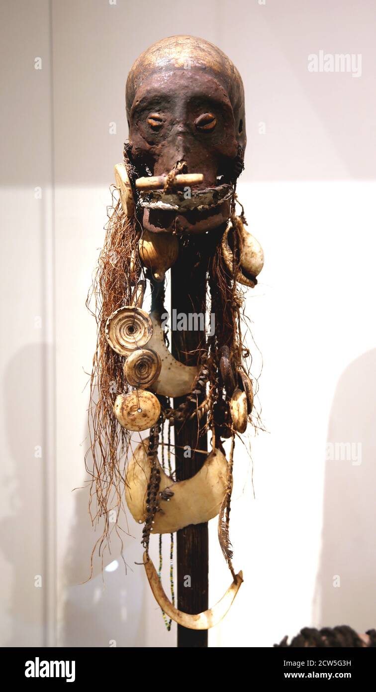 Cráneo enemigo de Kerewa, Golfo de Papúa Nueva Guinea (siglo XX). Cráneo humano decorado. Museo de las culturas del Mundo, Barcelona. España. Foto de stock