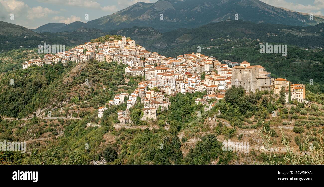 Rivello: Típico pueblo encaramado en una montaña en la provincia de Potenza, Basilicata, Italia. Foto de stock