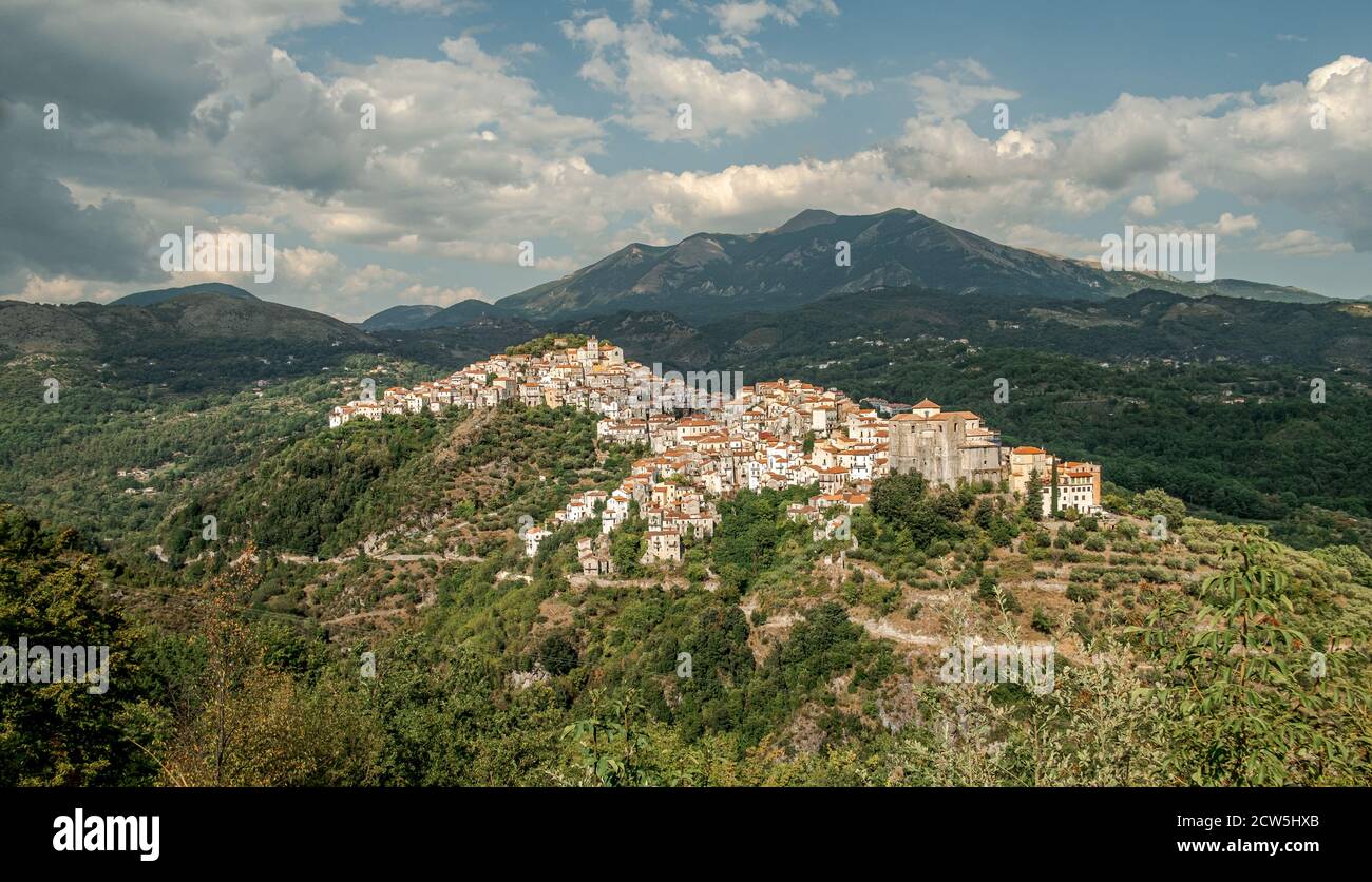 Rivello: Típico pueblo encaramado en una montaña en la provincia de Potenza, Basilicata, Italia. Foto de stock