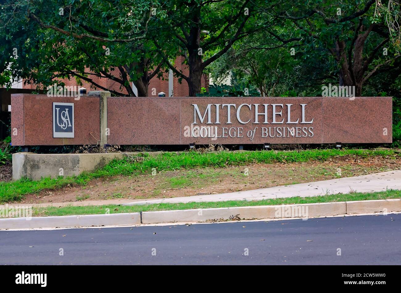 El signo de Mitchell College of Business se muestra en la Universidad de South Alabama, 26 de septiembre de 2020, en Mobile, Alabama. Foto de stock