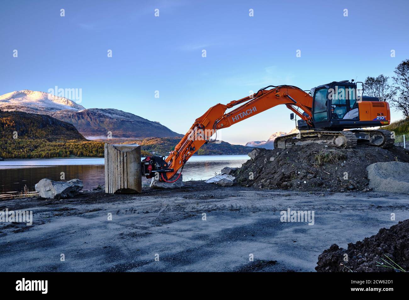 Salangen, Noruega 27 2020 de septiembre: Hitachi Excavator 210 LC Foto de stock