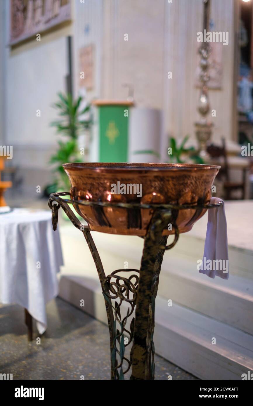 pila bautismal en la iglesia católica en italia para el bautismo en cobre  sobre pedestal. Foto de alta calidad Fotografía de stock - Alamy