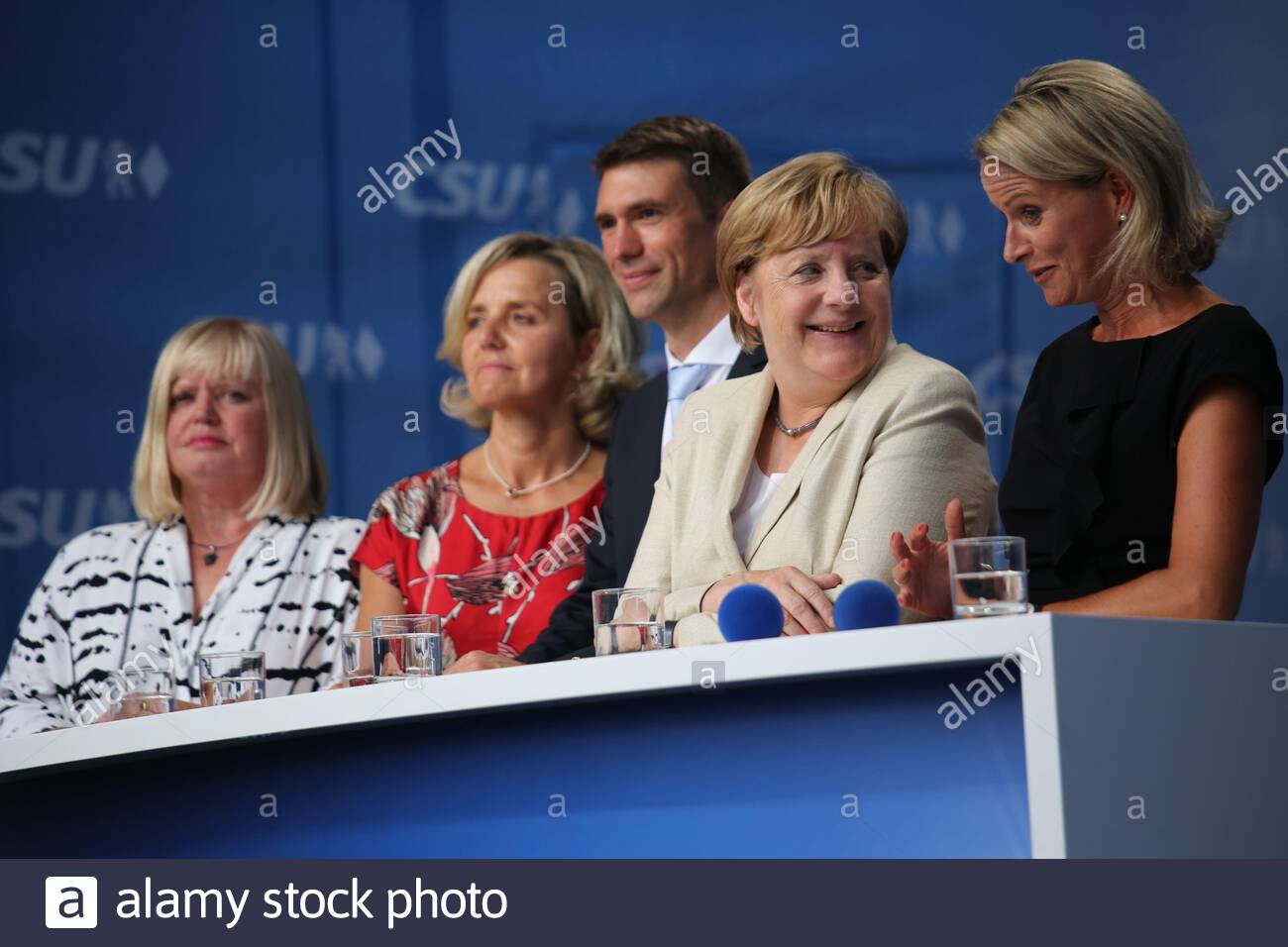 Angela Merkel hablando en Erlangen, Baviera, durante una gira de la parada del silbato de Alemania durante las elecciones generales federales de Alemania en 2017 Foto de stock