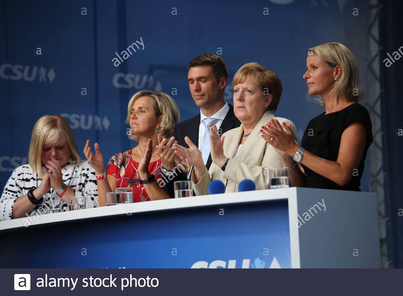 Angela Merkel hablando en Erlangen, Baviera, durante una gira de la parada del silbato de Alemania durante las elecciones generales federales de Alemania en 2017 Foto de stock