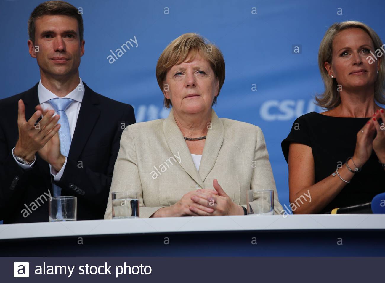 Angela Merkel hablando en Erlangen, Baviera, durante una gira de la parada del silbato de Alemania durante las elecciones generales federales de Alemania en 2017 Foto de stock