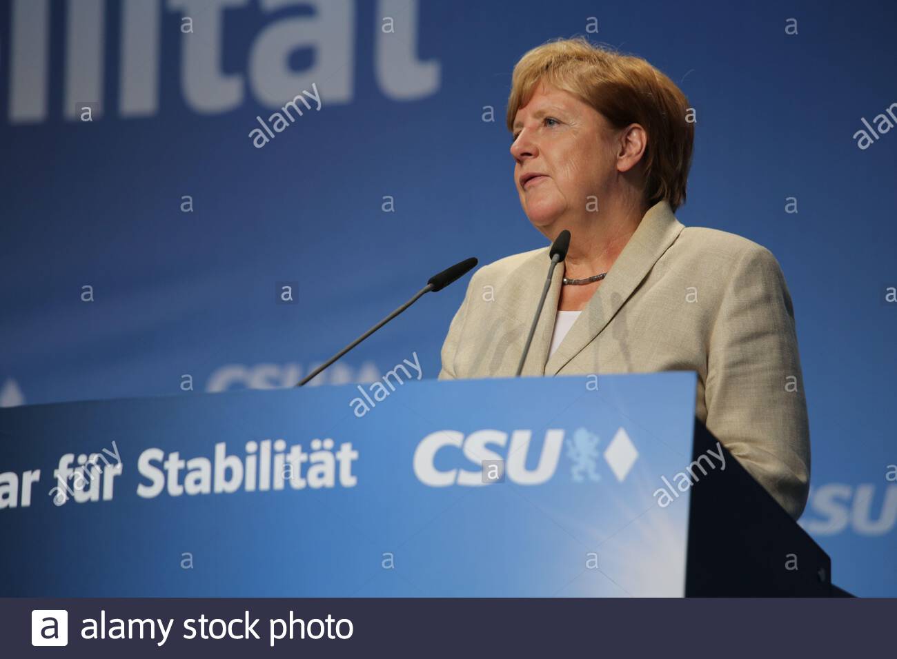 Angela Merkel hablando en Erlangen, Baviera, durante una gira de la parada del silbato de Alemania durante las elecciones generales federales de Alemania en 2017 Foto de stock