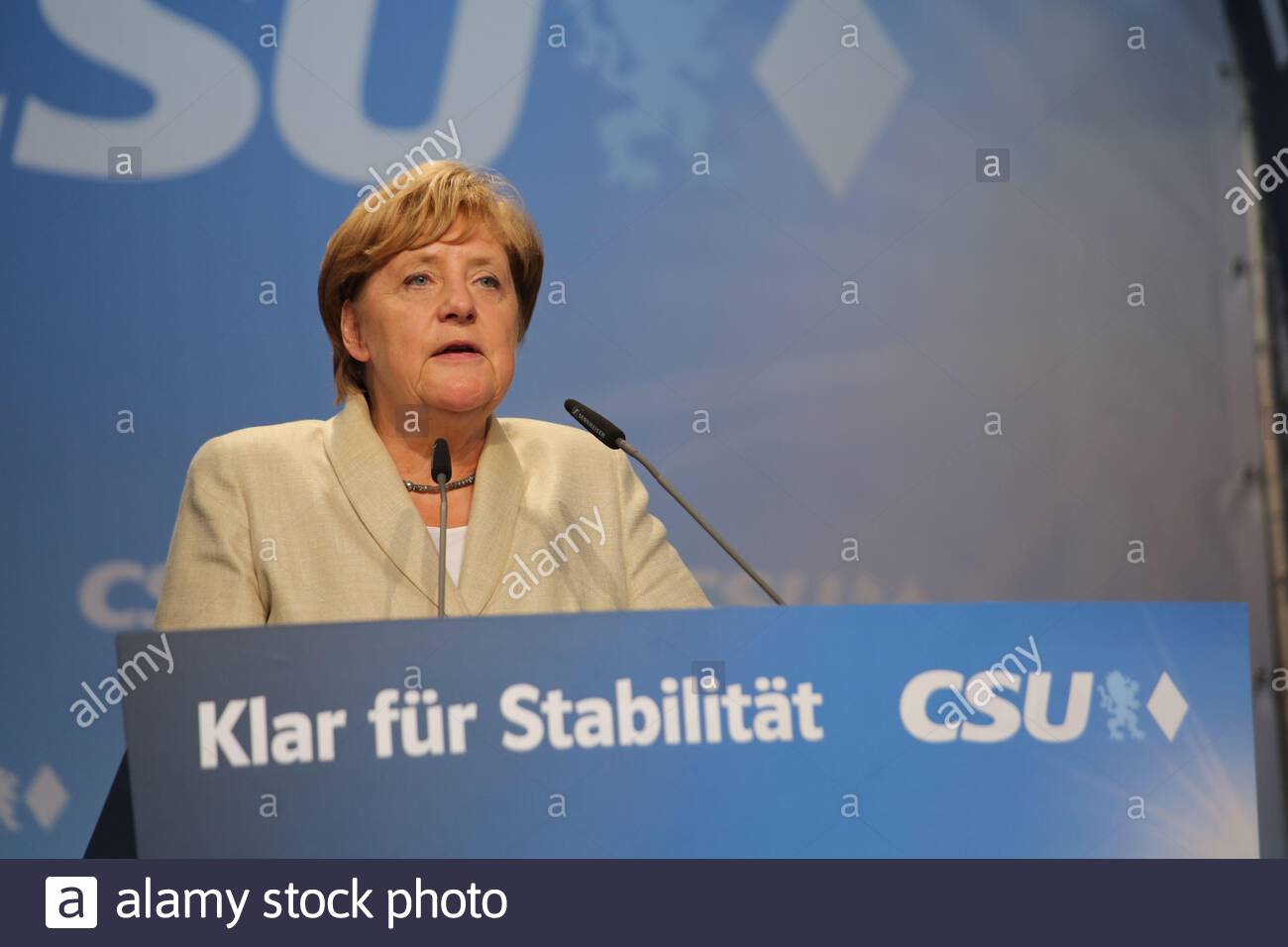 Angela Merkel hablando en Erlangen, Baviera, durante una gira de la parada del silbato de Alemania durante las elecciones generales federales de Alemania en 2017 Foto de stock