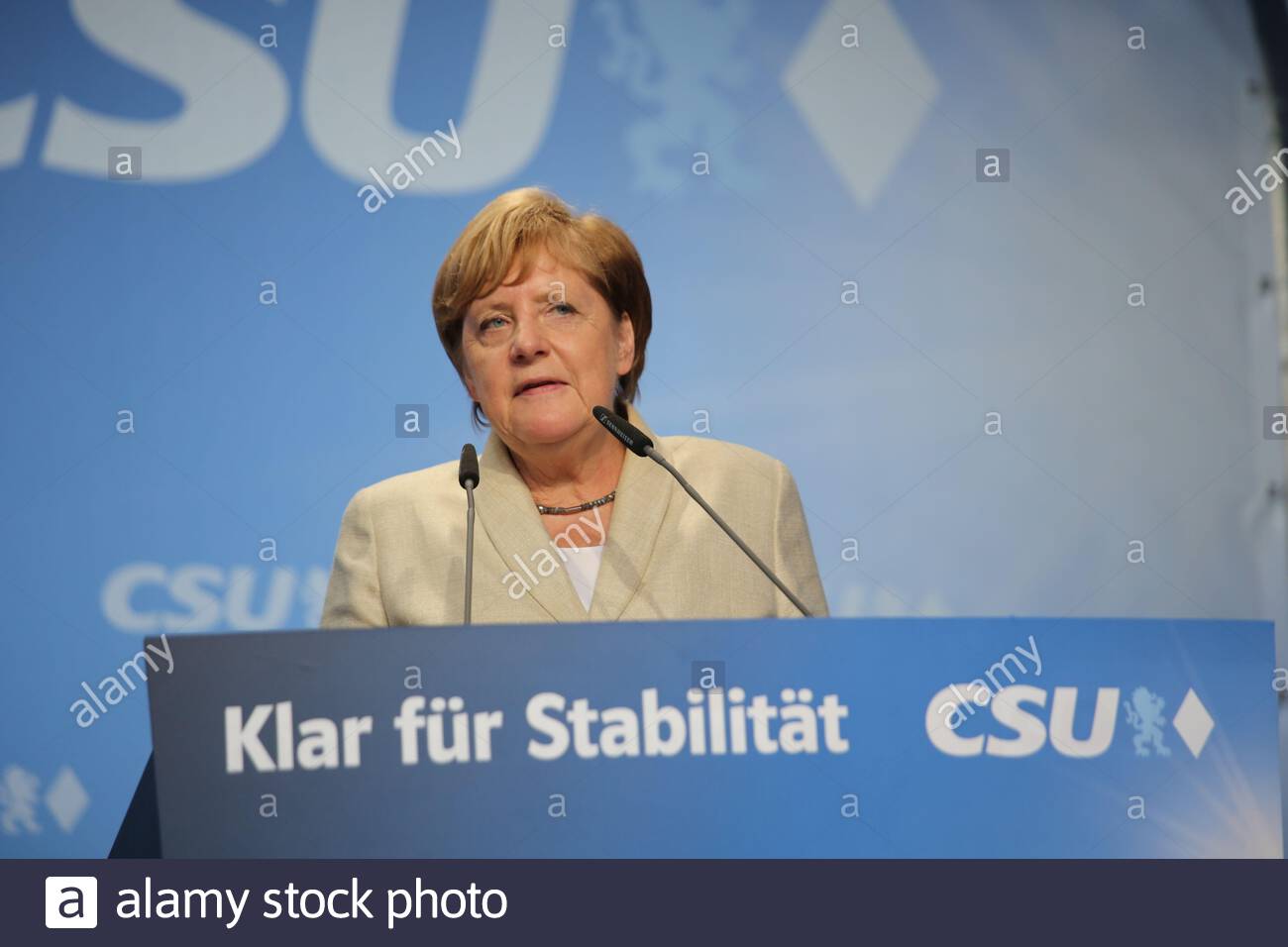 Angela Merkel hablando en Erlangen, Baviera, durante una gira de la parada del silbato de Alemania durante las elecciones generales federales de Alemania en 2017 Foto de stock