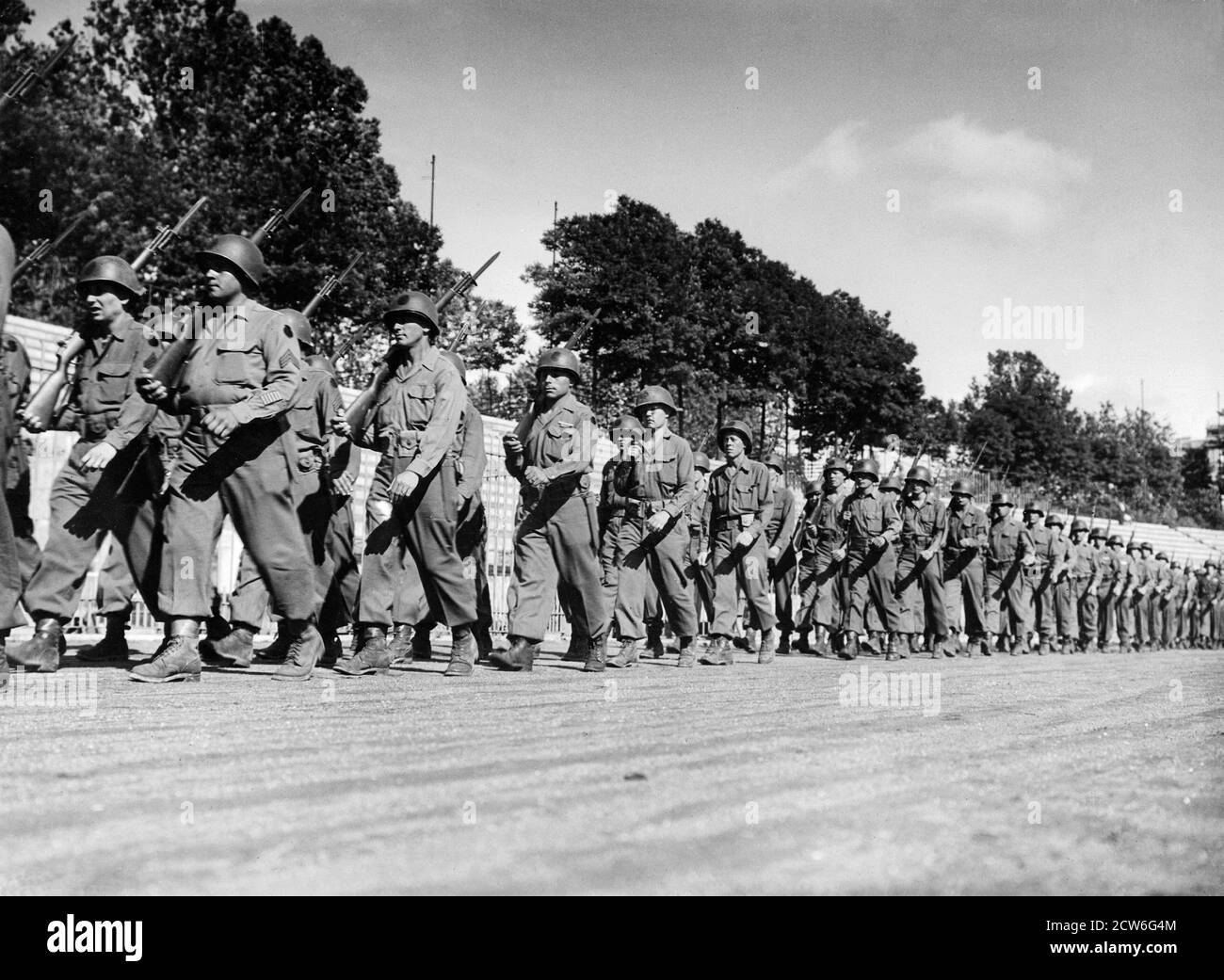 Soldados marchando durante la manifestación aliada en el Civic Arena,  Milán, 1945. Segunda Guerra Mundial - posguerra. --- Milán, 1945. Segunda  Guerra Mondiale - Dodoguerra. Nella foto: soldati in marcia durante la